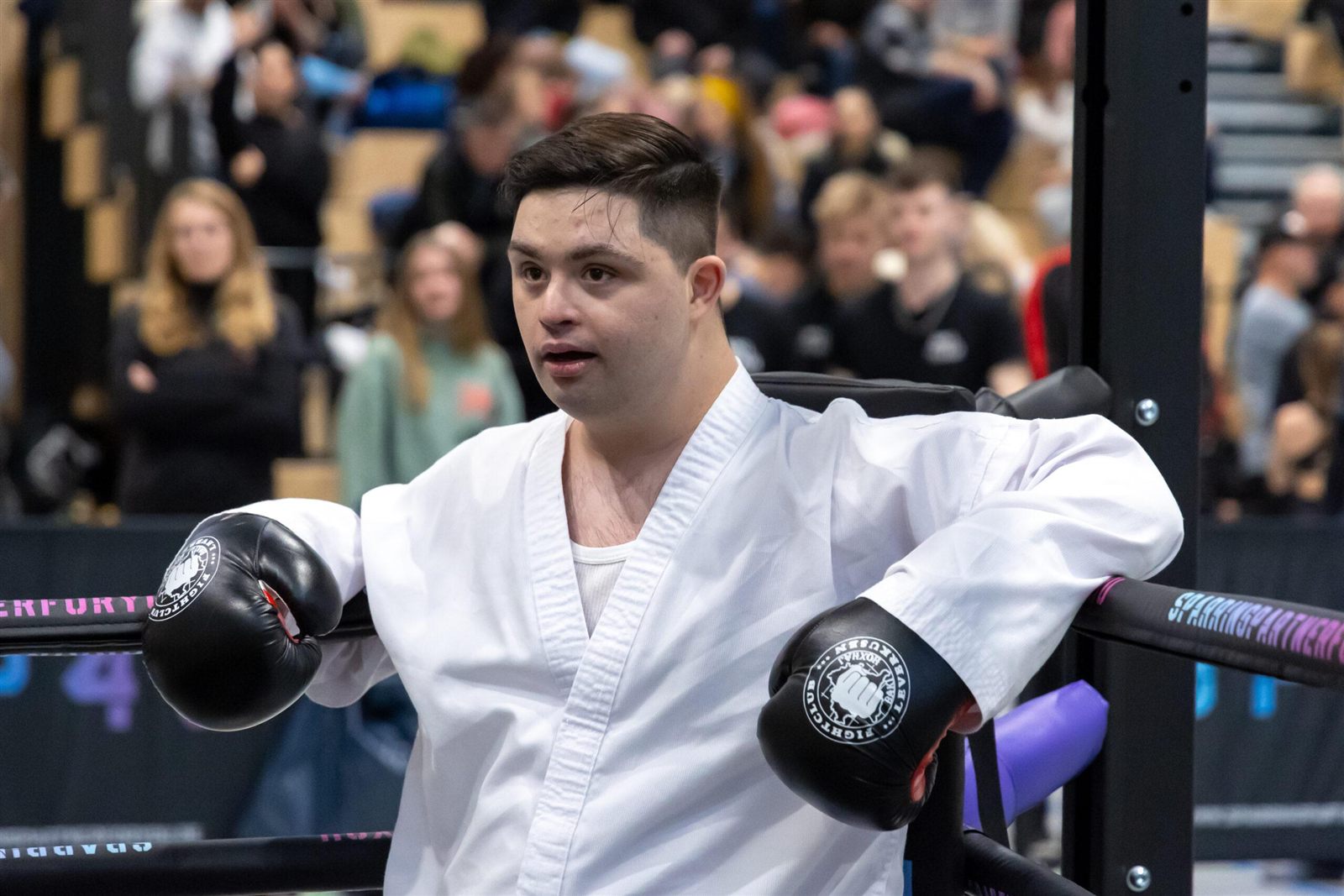 Ein Athlet mit Down-Syndrom mit Boxhandschuhen im Ring – Inklusion im Kampfsport